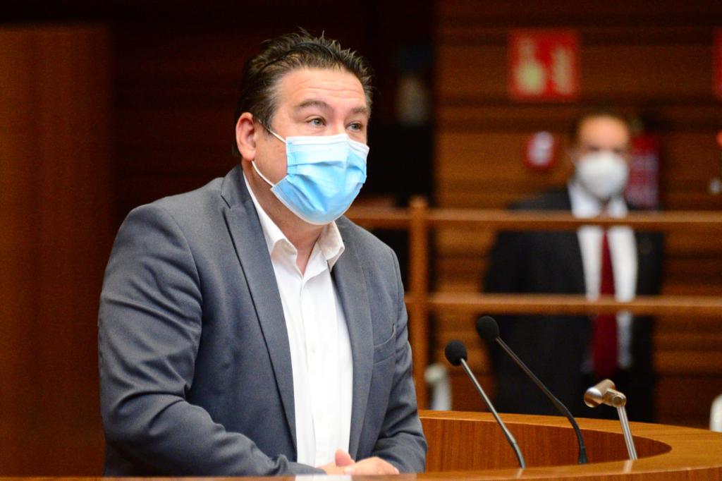 Imagen de Luis Mariano Santos en el pleno de las Cortes.