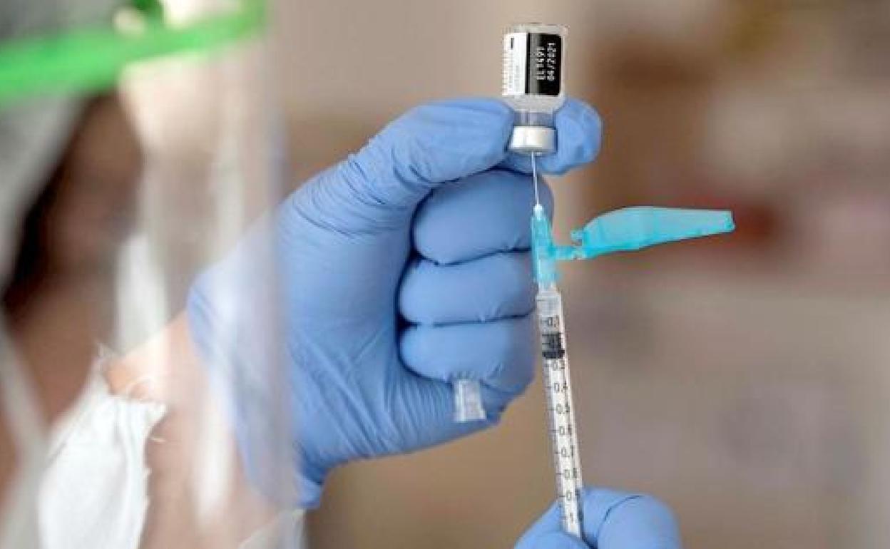 Preparación de una dosis de la vacuna contra la covid-19. 