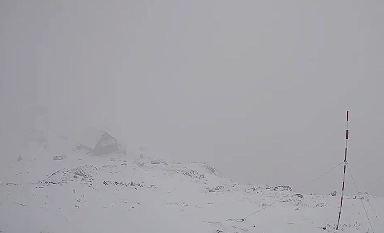 La nieve también se deja ver con intensidad en los puertos de San Isidro y Pajares | Las tormentas se mantendrán en las próximas horas y Aemet declara la alerta amarilla en la provincia. 