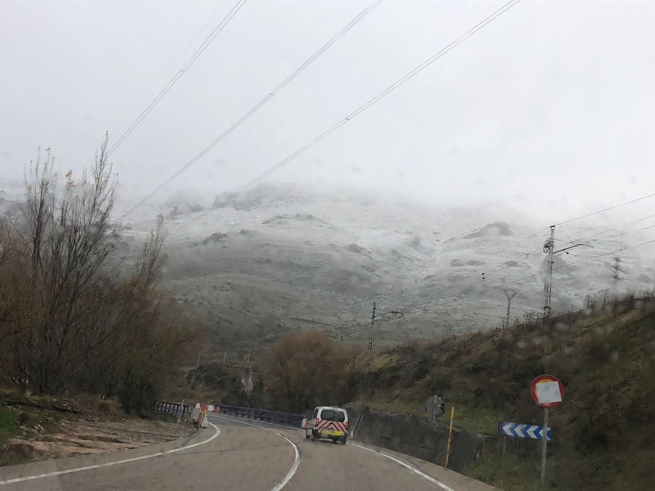 La nieve también se deja ver con intensidad en los puertos de San Isidro y Pajares | Las tormentas se mantendrán en las próximas horas y Aemet declara la alerta amarilla en la provincia. 