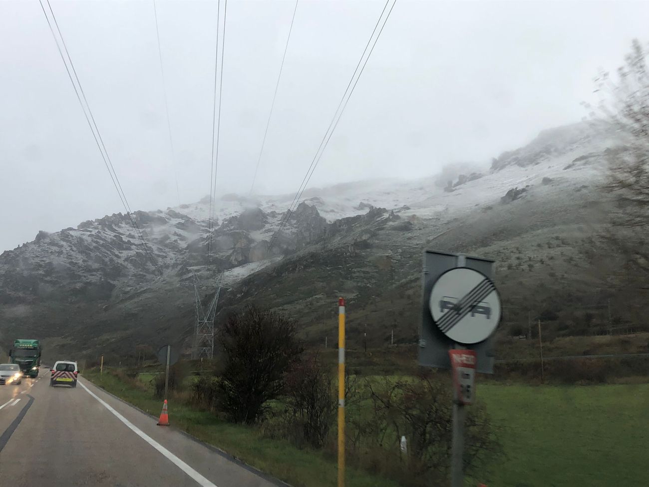 La nieve también se deja ver con intensidad en los puertos de San Isidro y Pajares | Las tormentas se mantendrán en las próximas horas y Aemet declara la alerta amarilla en la provincia. 