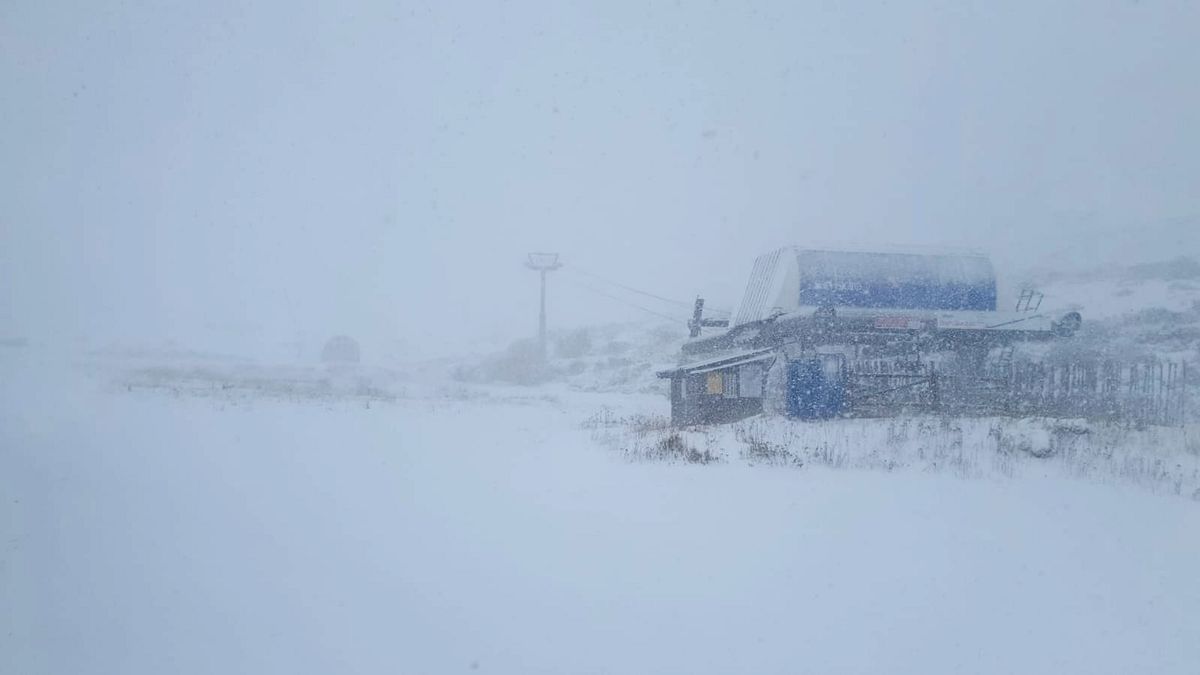 La nieve también se deja ver con intensidad en los puertos de San Isidro y Pajares | Las tormentas se mantendrán en las próximas horas y Aemet declara la alerta amarilla en la provincia. 