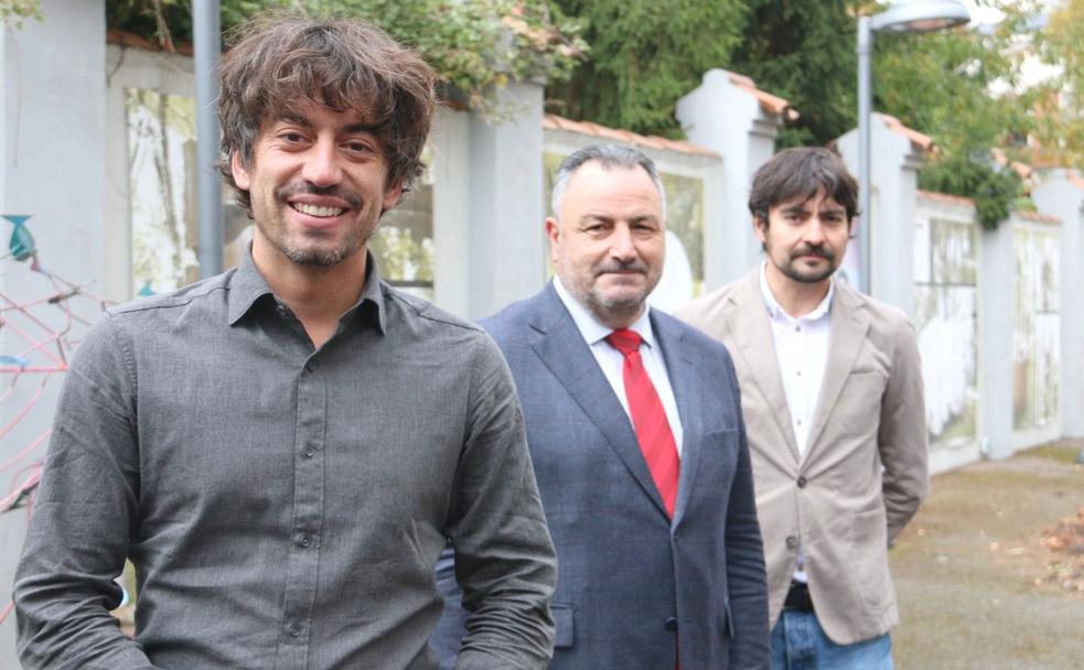 El vicepresidente del ILC y diputado de Cultura, Arte y Patrimonio; Pablo López Presa, el presidente del ILC y de la Diputación de León; Eduardo Morán y el Coordinador de Proyectos y Actividades Culturales del ILC; Emilio Gancedo, posan en el patio de la sede de esta institución provincial. 