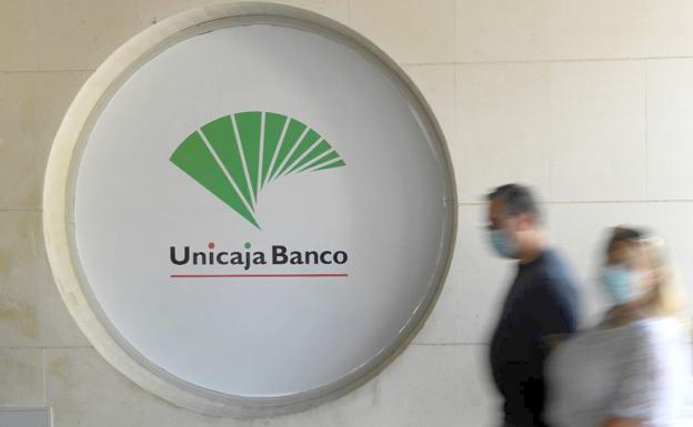 Imagen de una oficina de Unicaja Banco cuyos recortes se negocian ahora en un ERE.