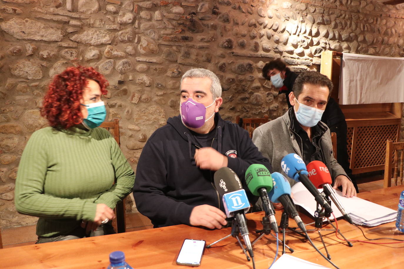 Asamblea de CCOO que reúne en la ciudad de León a más de 300 delegados de la provincia. En la imagen, los secretarios provincial y autonómico del sindicato, Xosepe Vega y Vicente Andrés.