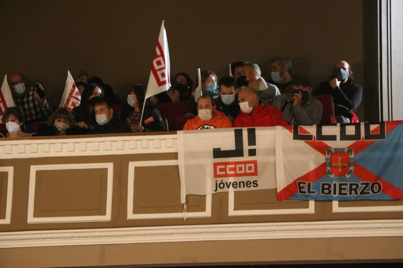 Asamblea de CCOO que reúne en la ciudad de León a más de 300 delegados de la provincia. En la imagen, los secretarios provincial y autonómico del sindicato, Xosepe Vega y Vicente Andrés.