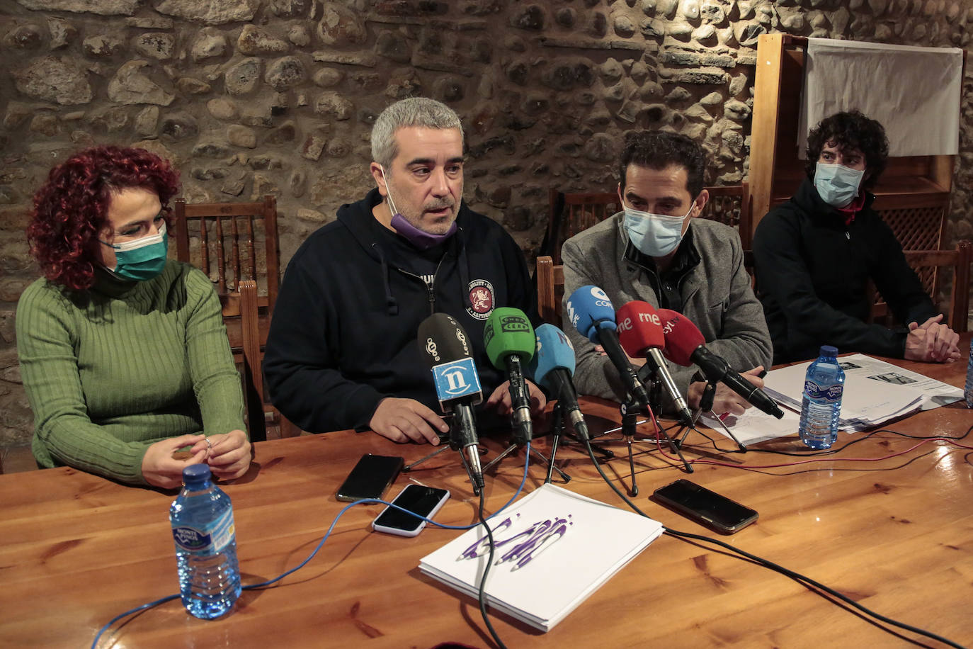 Asamblea de CCOO que reúne en la ciudad de León a más de 300 delegados de la provincia. En la imagen, los secretarios provincial y autonómico del sindicato, Xosepe Vega y Vicente Andrés.