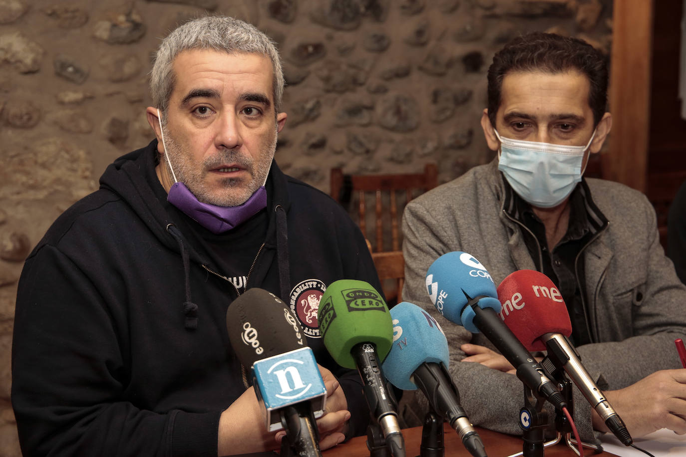 Asamblea de CCOO que reúne en la ciudad de León a más de 300 delegados de la provincia. En la imagen, los secretarios provincial y autonómico del sindicato, Xosepe Vega y Vicente Andrés.