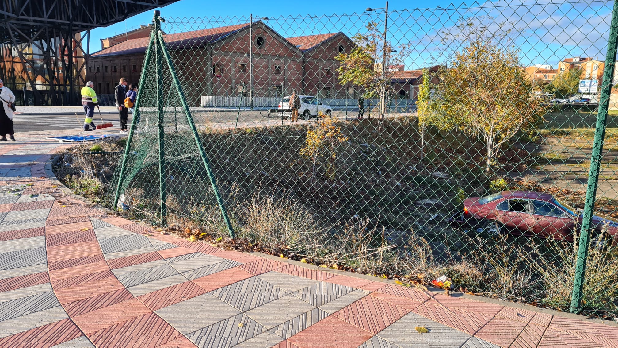 El suceso ocurría esta mañana por circunstancias que se desconocen y en el que se vieron afectados dos jóvenes.