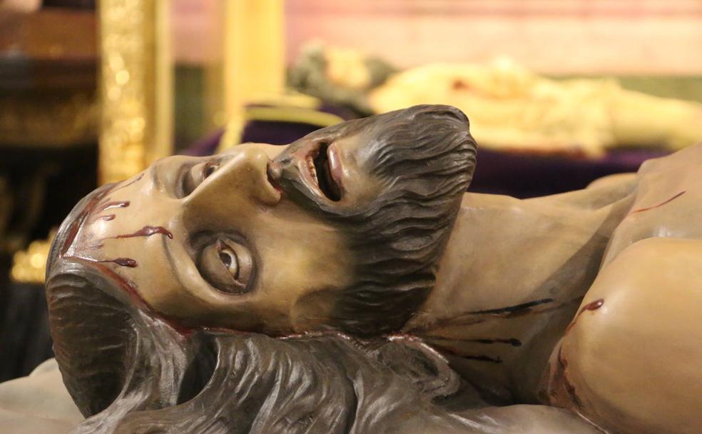 Imagen en detalle del rostro del Cristo Yacente, restaurado por Miñarro.