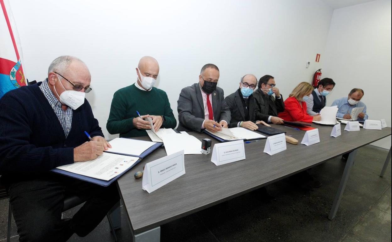 El consejero de Cultura y Turismo, Javier Ortega (5D), y el presidente del Consejo Comarcal del Bierzo, Gerardo Álvarez Courel (3I), participan en la firma del Protocolo para la puesta en marcha del Consorcio ´Entidad para la Gestión Turística del espacio cultural de Las Médulas´.