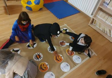 Imagen secundaria 1 - Actividades en la biblioteca municipal durante Halloween.