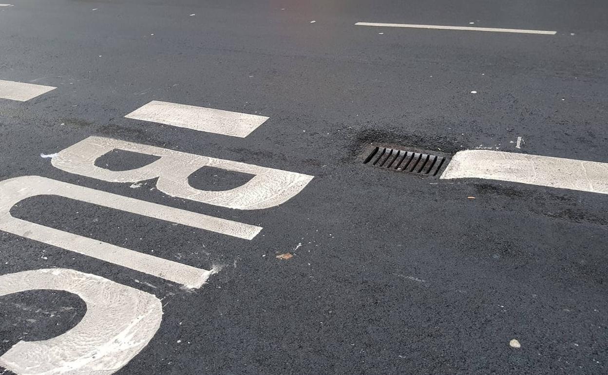 Una de las alcantarillas tras el paso del Plan de Asfaltado de León.