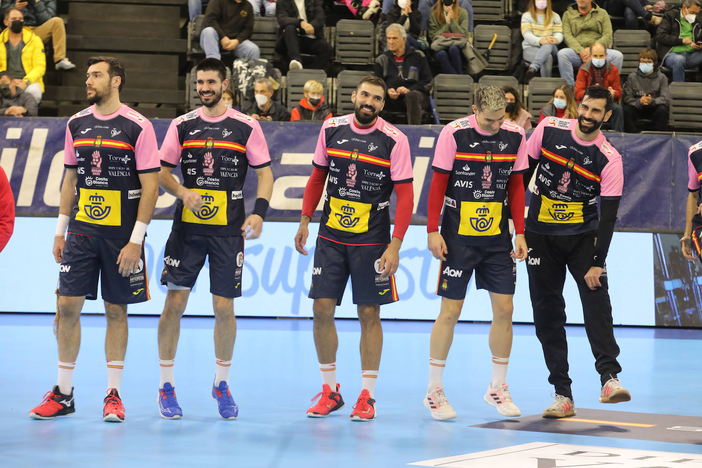 El jugador del Abanca Ademar ha debutado con la selección española ante Rumanía en Asturias.