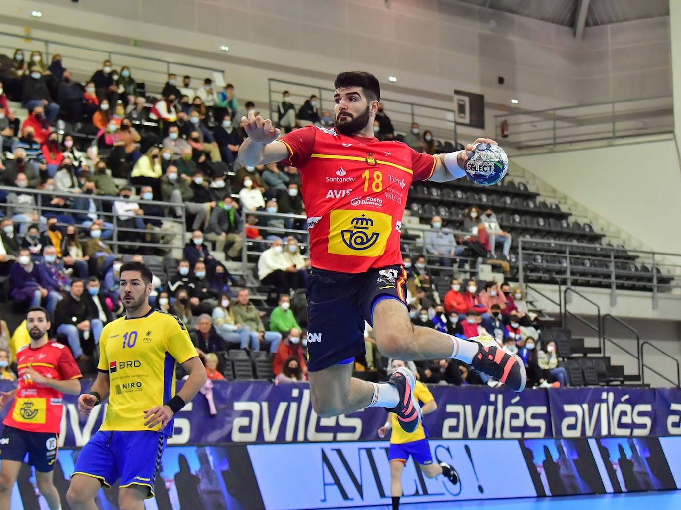 El jugador del Abanca Ademar ha debutado con la selección española ante Rumanía en Asturias.