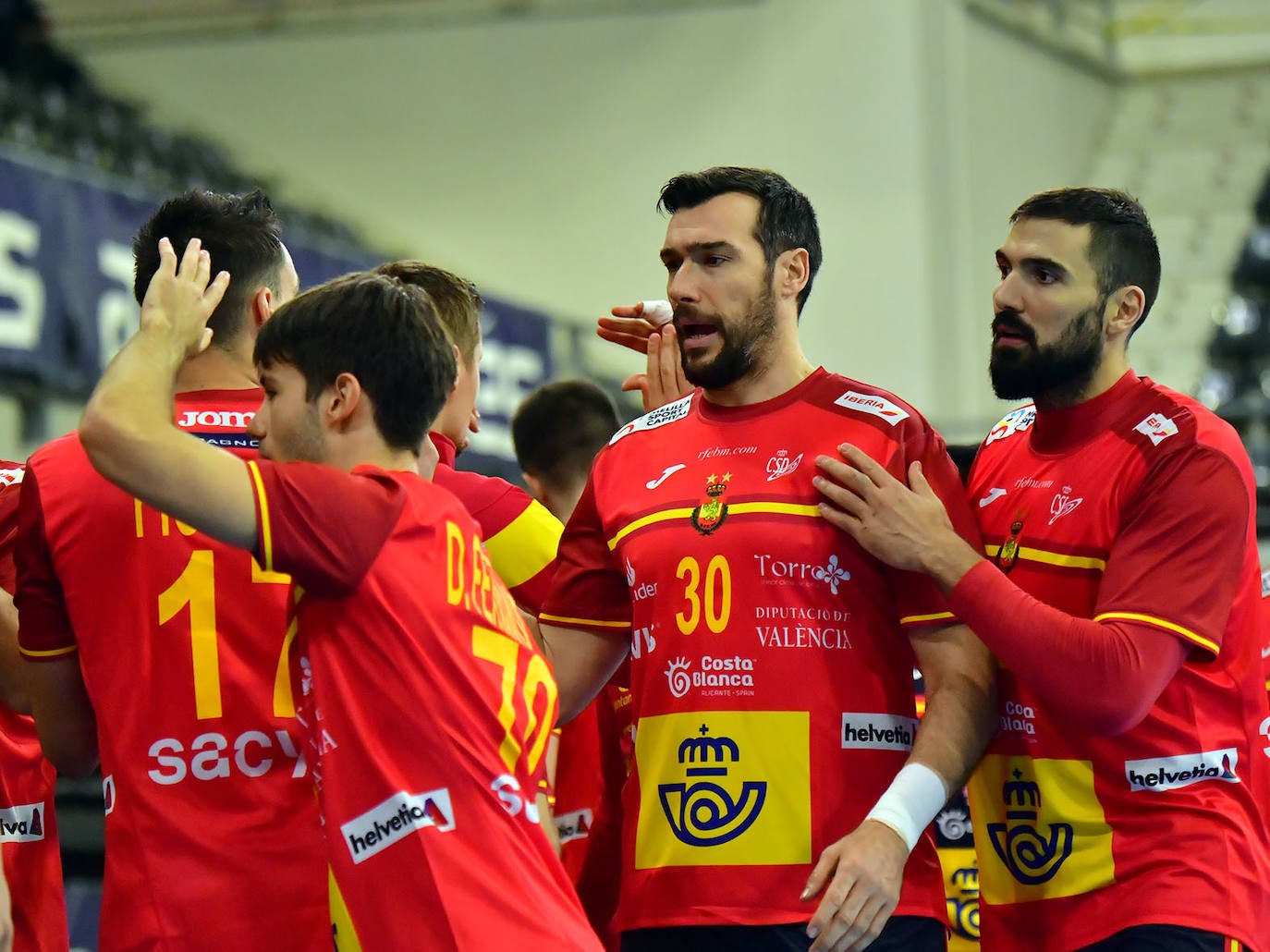 El jugador del Abanca Ademar ha debutado con la selección española ante Rumanía en Asturias.