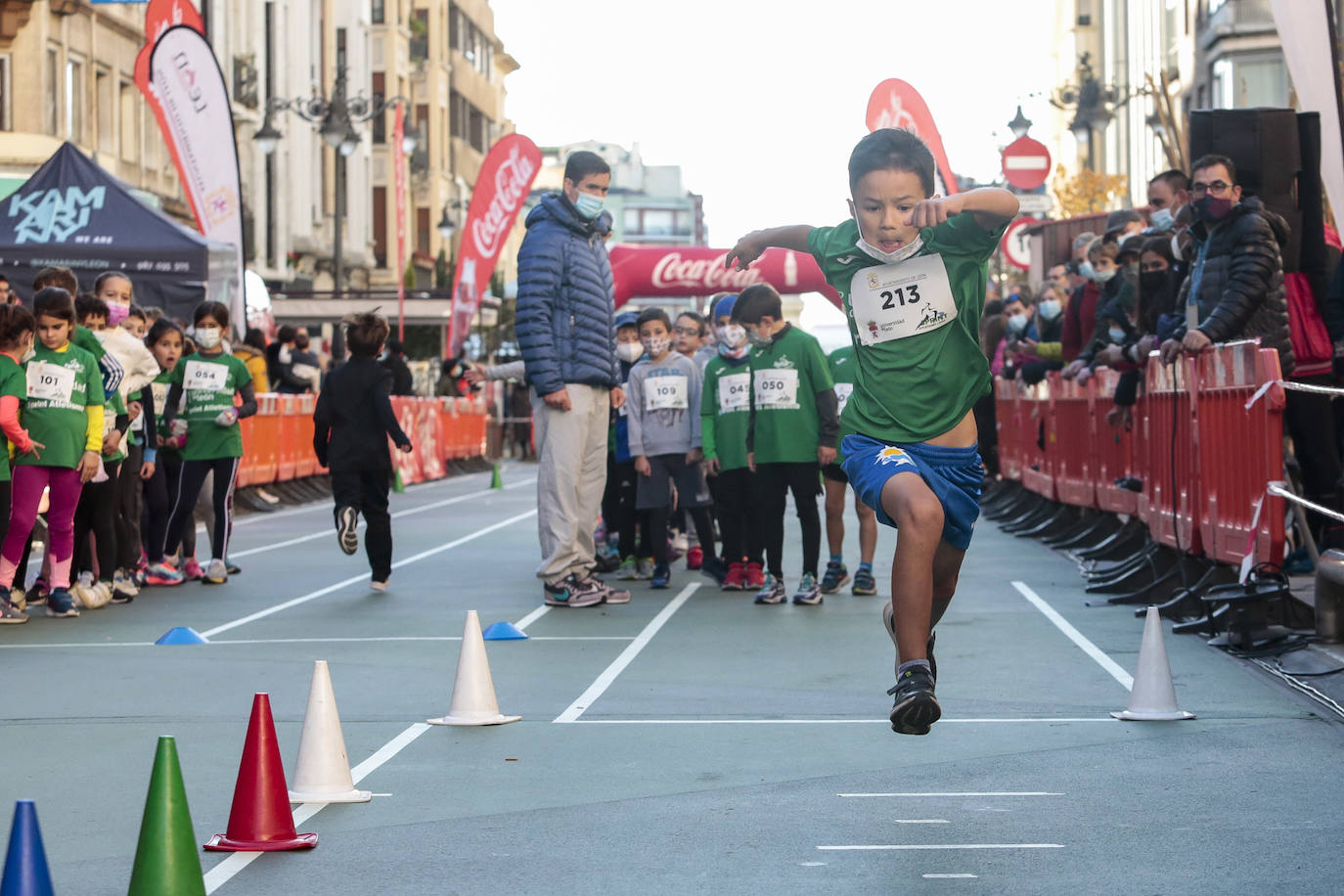 Más de 300 deportistas se han dado cita en esta peatonalizada arteria para realizar una exhibición de atletismo en la calle, ratificando así a Ordoño como un nuevo escenario leonés para practicar deporte al aire libre.