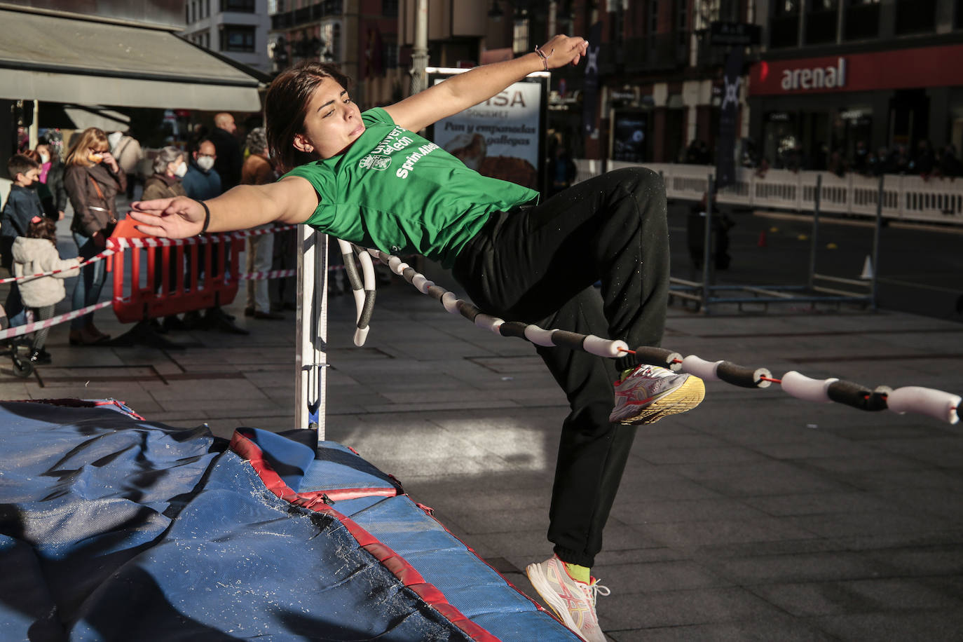 Más de 300 deportistas se han dado cita en esta peatonalizada arteria para realizar una exhibición de atletismo en la calle, ratificando así a Ordoño como un nuevo escenario leonés para practicar deporte al aire libre.