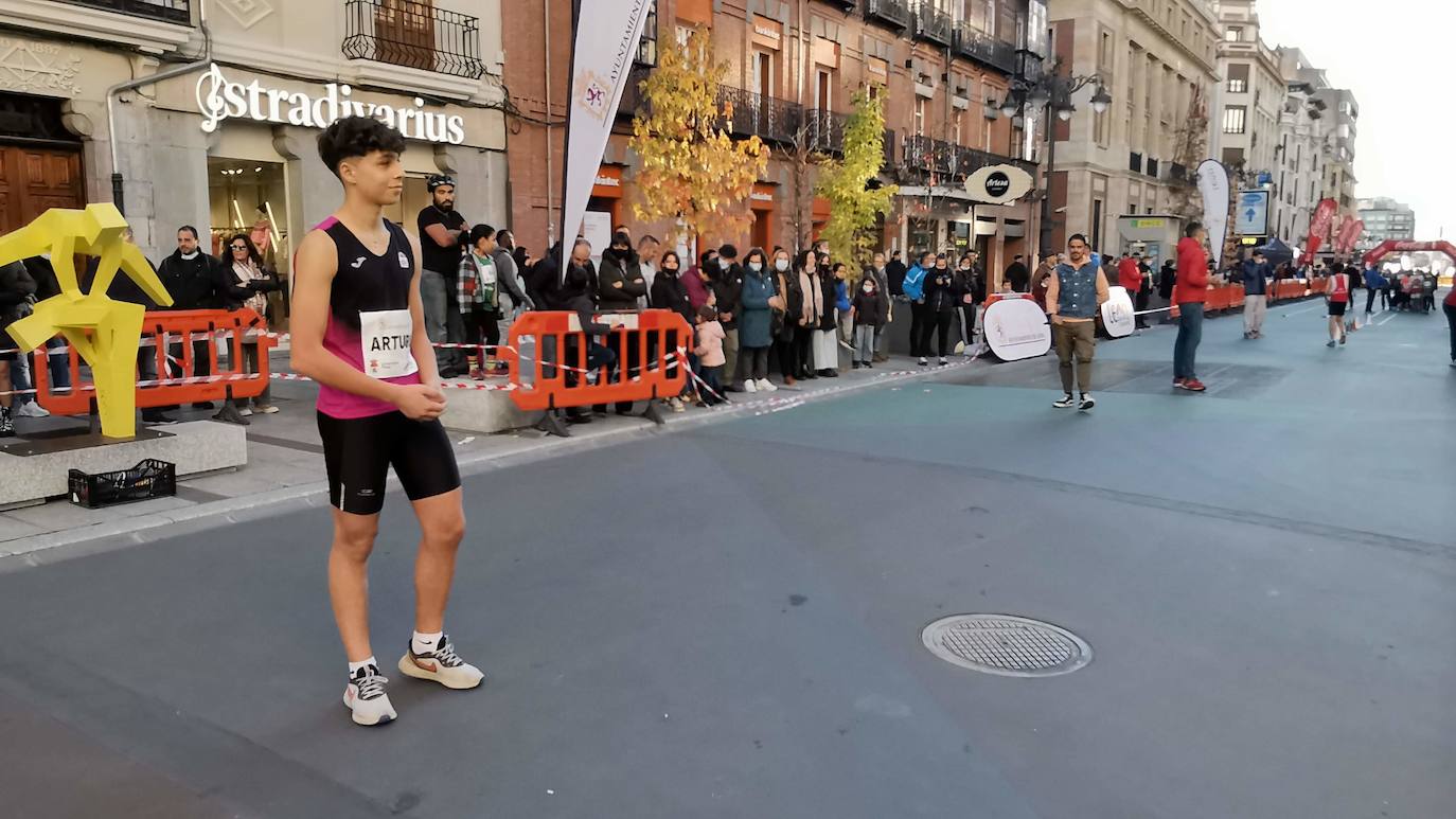 Más de 300 deportistas se han dado cita en esta peatonalizada arteria para realizar una exhibición de atletismo en la calle, ratificando así a Ordoño como un nuevo escenario leonés para practicar deporte al aire libre.