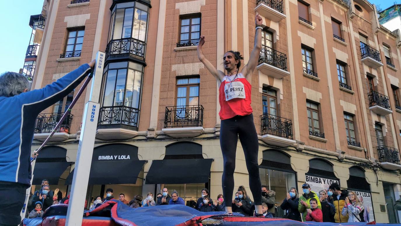 Más de 300 deportistas se han dado cita en esta peatonalizada arteria para realizar una exhibición de atletismo en la calle, ratificando así a Ordoño como un nuevo escenario leonés para practicar deporte al aire libre.