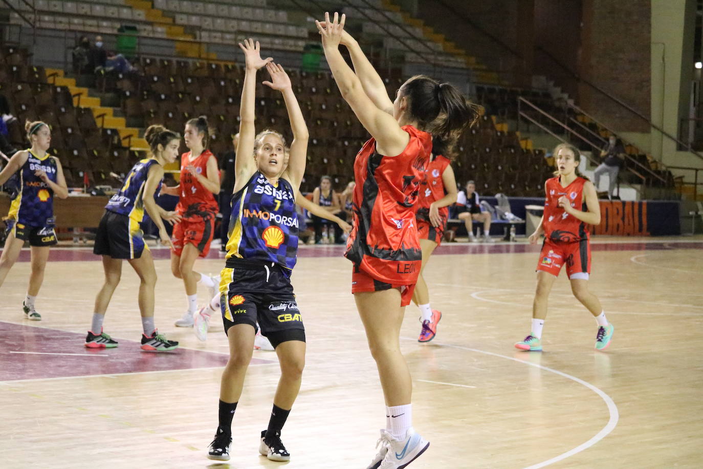 Lance del encuentro entre Magentias y Basket Femenino León.