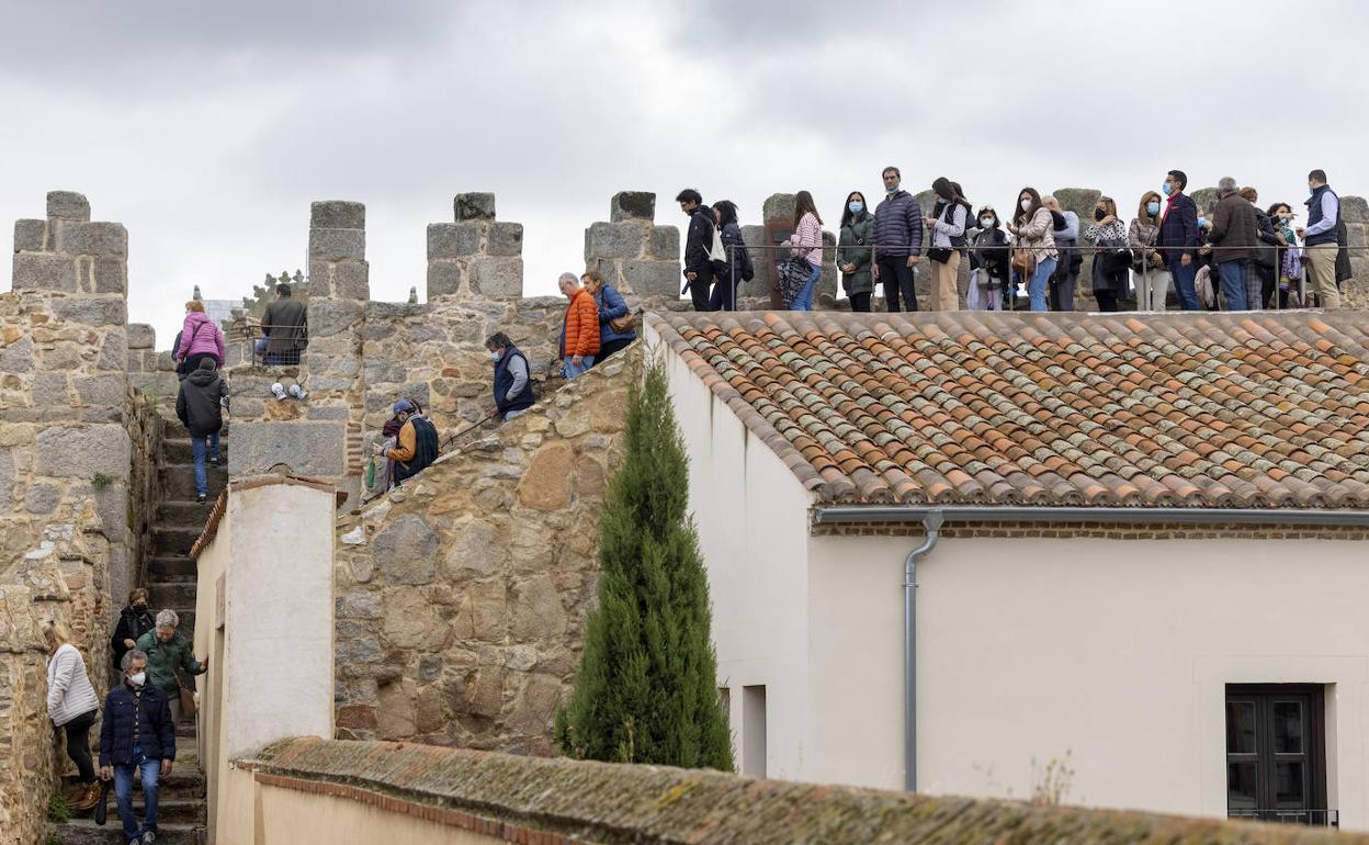 Turistas recorren la muralla de Ávila durante el Puente de Todos los Santos.