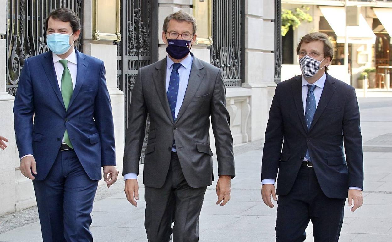 El presidente de la Junta acompañado por su homólogo en la Xunta de Galicia y el alcalde de Madrid.