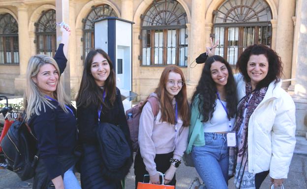 Imagen de varias alumnas chipriotas en la Plaza de San Marcelo.