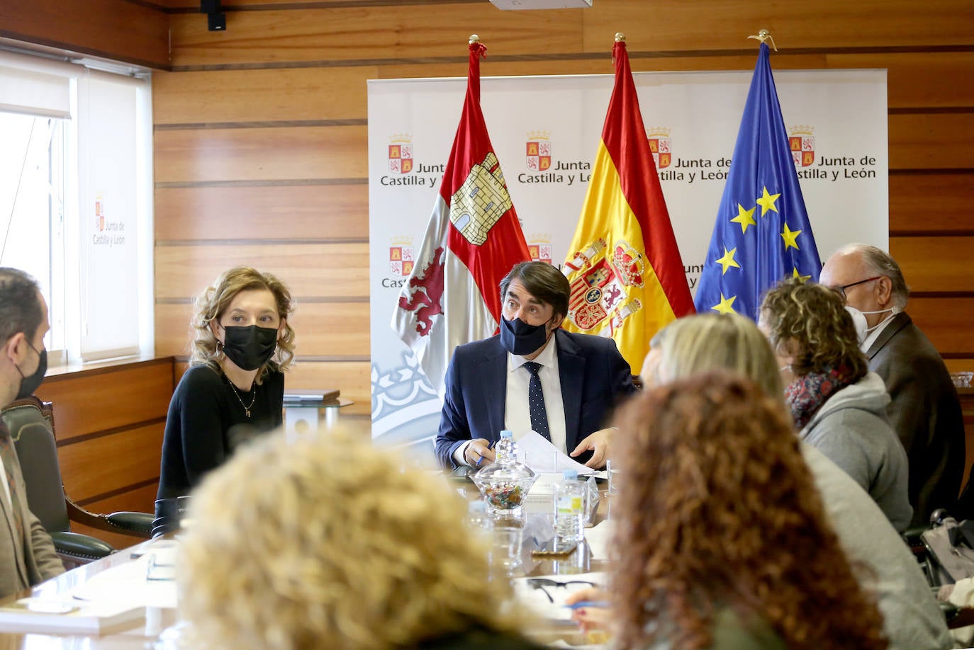 El consejero de Fomento y Medio Ambiente, Juan Carlos Suárez-Quiñones, presenta, acompañado de los representantes del Diálogo Social, la convocatoria de ayudas a la conservación, mejora de la seguridad de utilización y de la accesibilidad de viviendas.