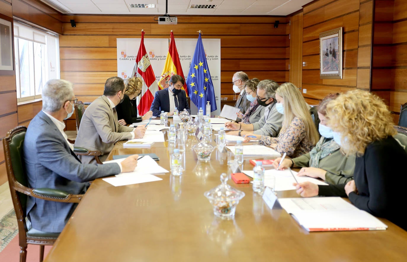 El consejero de Fomento y Medio Ambiente, Juan Carlos Suárez-Quiñones, presenta, acompañado de los representantes del Diálogo Social, la convocatoria de ayudas a la conservación, mejora de la seguridad de utilización y de la accesibilidad de viviendas.