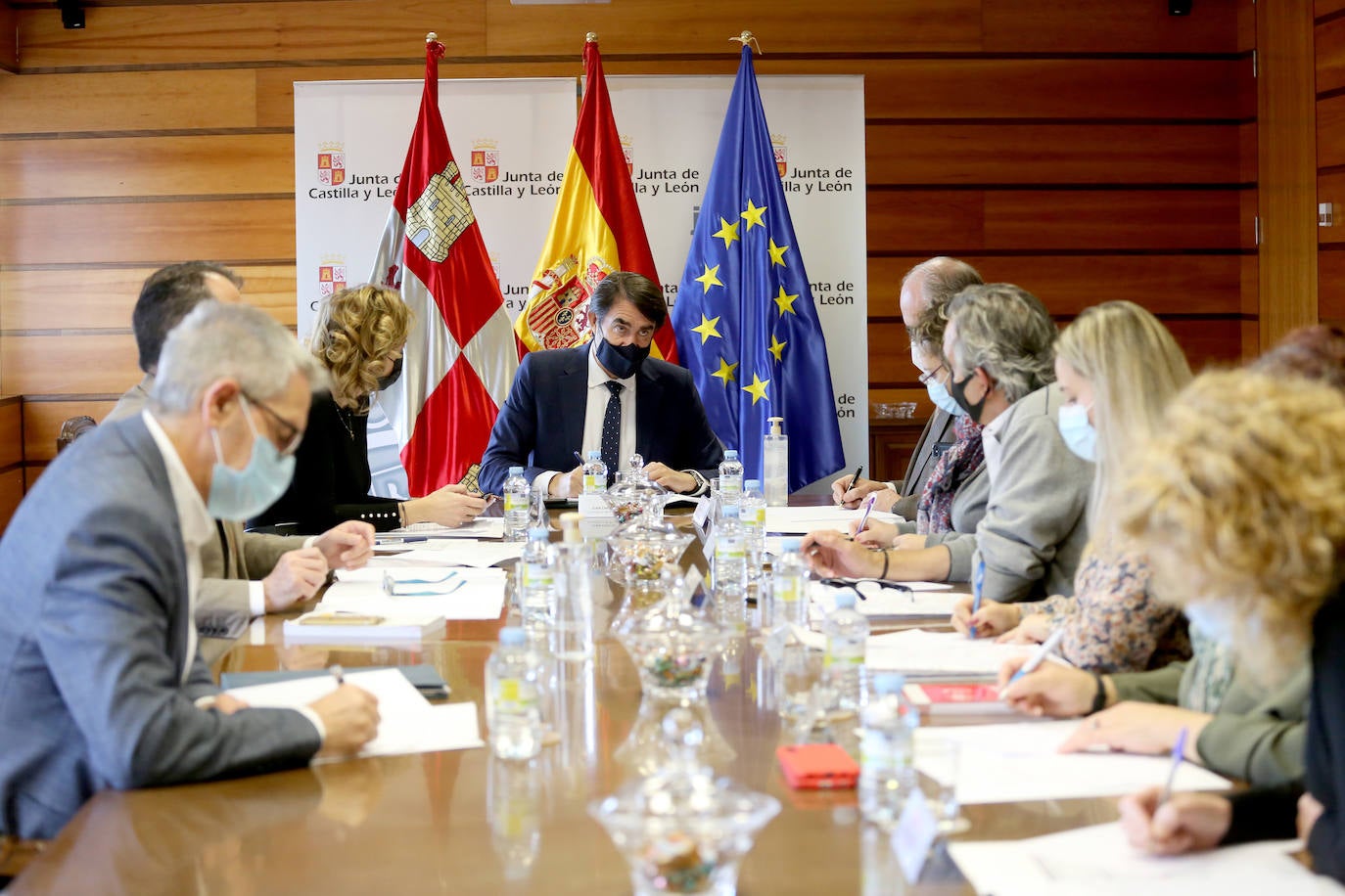 El consejero de Fomento y Medio Ambiente, Juan Carlos Suárez-Quiñones, presenta, acompañado de los representantes del Diálogo Social, la convocatoria de ayudas a la conservación, mejora de la seguridad de utilización y de la accesibilidad de viviendas.