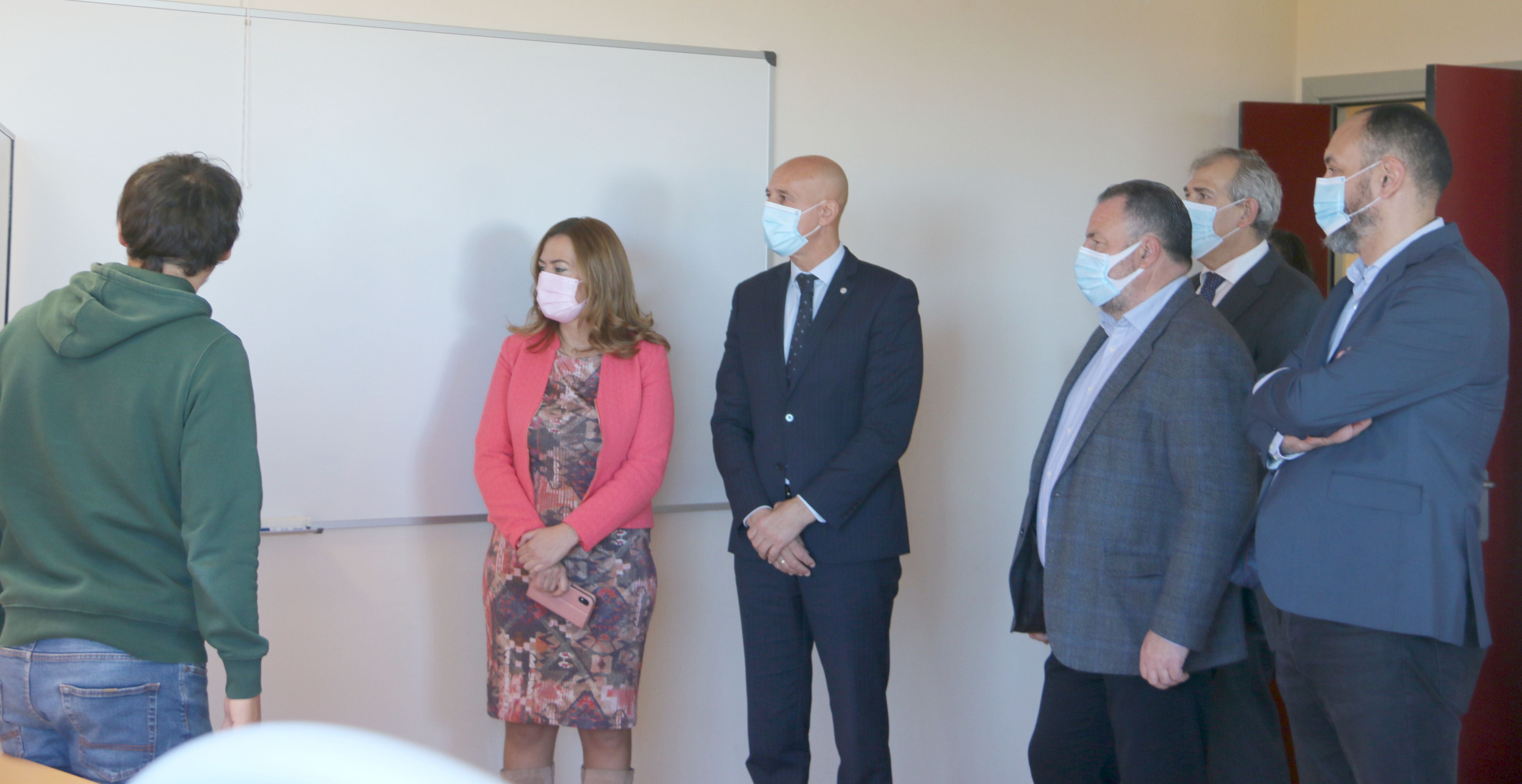 La delegada del Gobierno en Castilla y León, Virginia Barcones, visita el Centro de Alto Rendimiento de León. Junto a ella, el presidente de la Diputación, Eduardo Morán y el director del centro, Daniel Mateos.