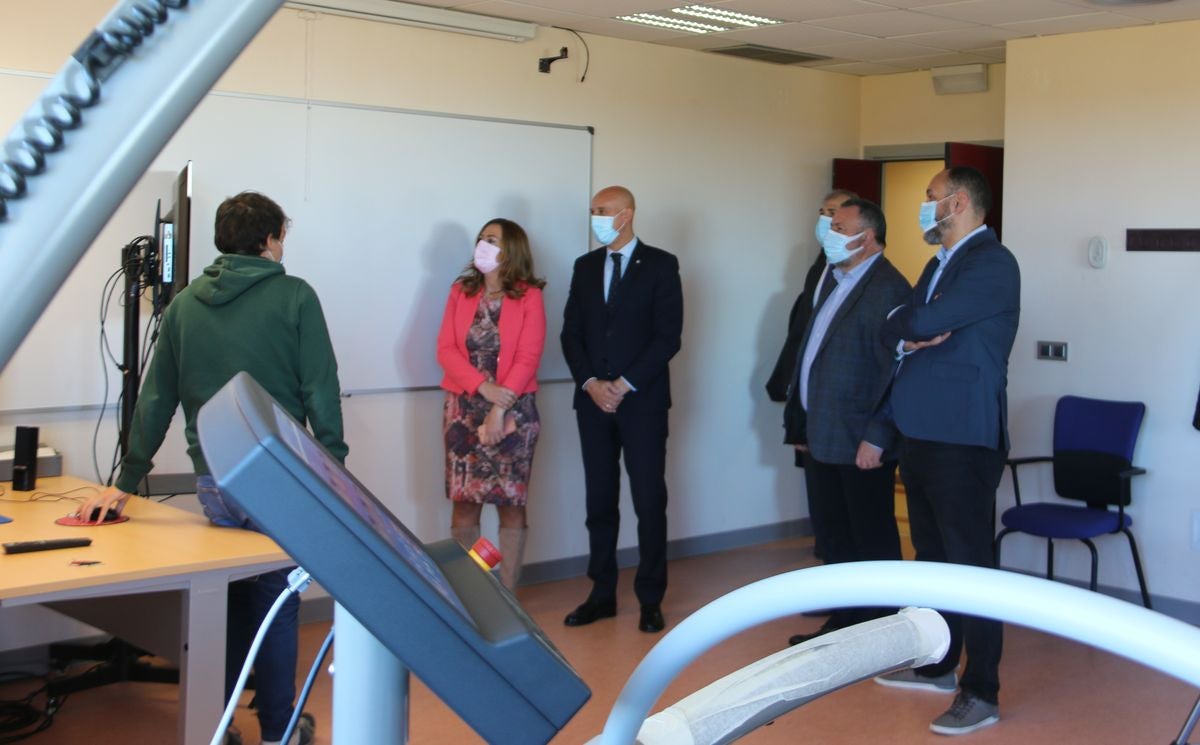 La delegada del Gobierno en Castilla y León, Virginia Barcones, visita el Centro de Alto Rendimiento de León. Junto a ella, el presidente de la Diputación, Eduardo Morán y el director del centro, Daniel Mateos.