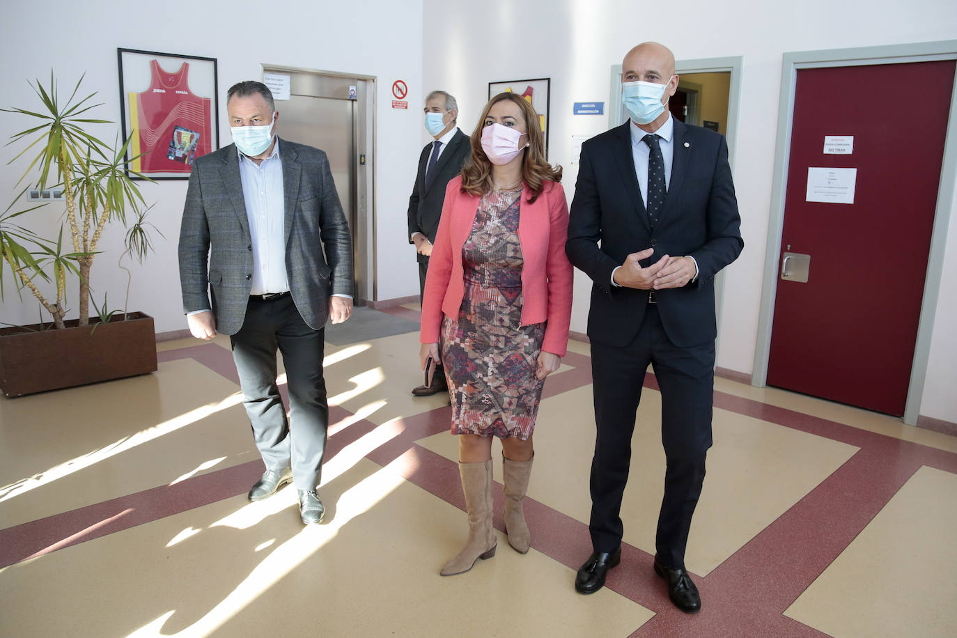 La delegada del Gobierno en Castilla y León, Virginia Barcones, visita el Centro de Alto Rendimiento de León. Junto a ella, el presidente de la Diputación, Eduardo Morán y el director del centro, Daniel Mateos.