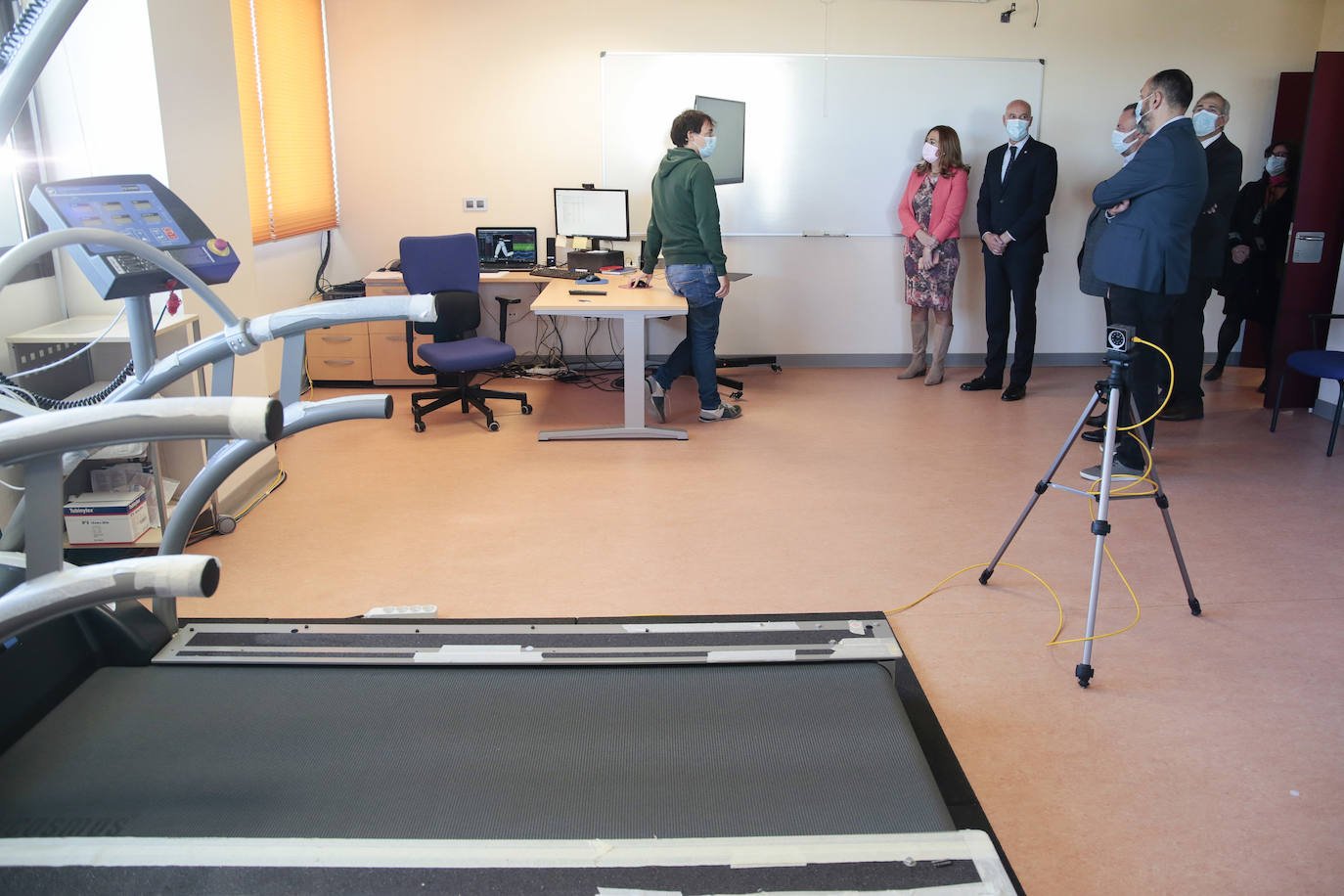 La delegada del Gobierno en Castilla y León, Virginia Barcones, visita el Centro de Alto Rendimiento de León. Junto a ella, el presidente de la Diputación, Eduardo Morán y el director del centro, Daniel Mateos.