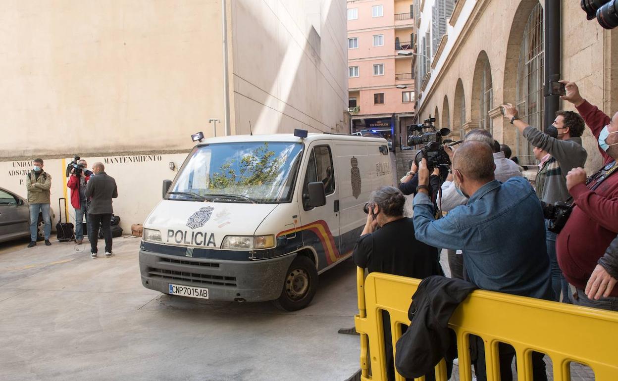 Llegada del furgón policial a la Audiencia de Palma con los inmigrantes detenidos tras huir de un avión.