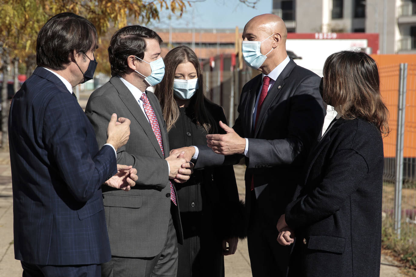 El presidente de la Junta de Castilla y León, Alfonso Fernández Mañueco, visita las obras del Conservatorio Profesional de Música de León. Junto a él, el consejero de Fomento, Juan Carlos Suárez-Quiñones y la delegada territorial de la Junta, Ester Muñoz.