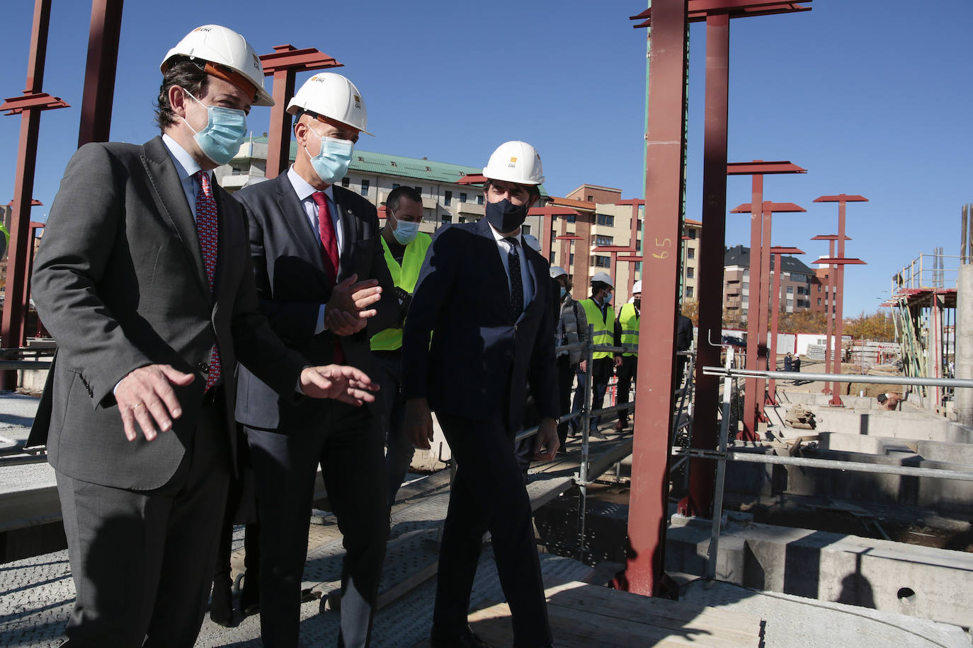 El presidente de la Junta de Castilla y León, Alfonso Fernández Mañueco, visita las obras del Conservatorio Profesional de Música de León. Junto a él, el consejero de Fomento, Juan Carlos Suárez-Quiñones y la delegada territorial de la Junta, Ester Muñoz.