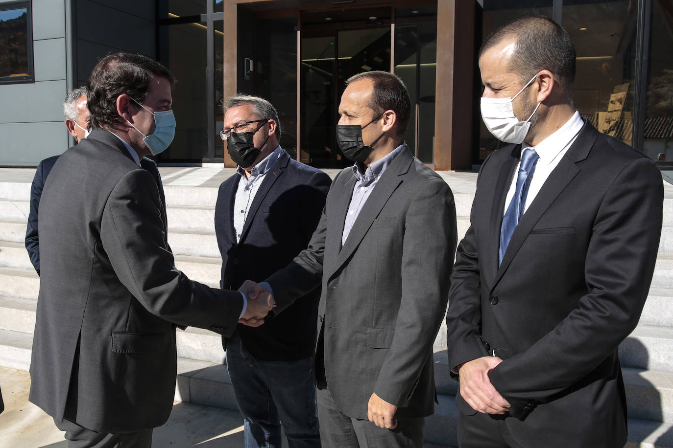 El presidente de la Junta de Castilla y León, Alfonso Fernández Mañueco, visita las obras del Conservatorio Profesional de Música de León. Junto a él, el consejero de Fomento, Juan Carlos Suárez-Quiñones y la delegada territorial de la Junta, Ester Muñoz.