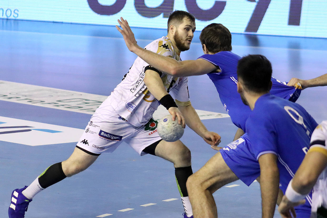 El conjunto leonés logró un importante triunfo en el derbi.