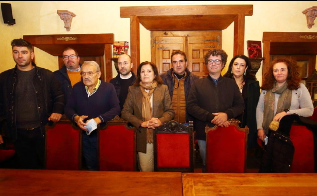 Presentación de la candidatura a las elecciones del Consejo Regulador de los Vinos del Bierzo que encabeza Misericordia Bello (C), que aspira a renovar la presidencia.