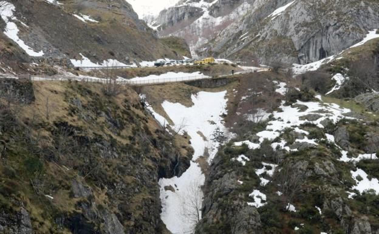 Al fondo, el dispositivo de rescate desplegado en San Isidro tras el alud que sepultó y en el que murieron dos trabajadores de Carreteras. 