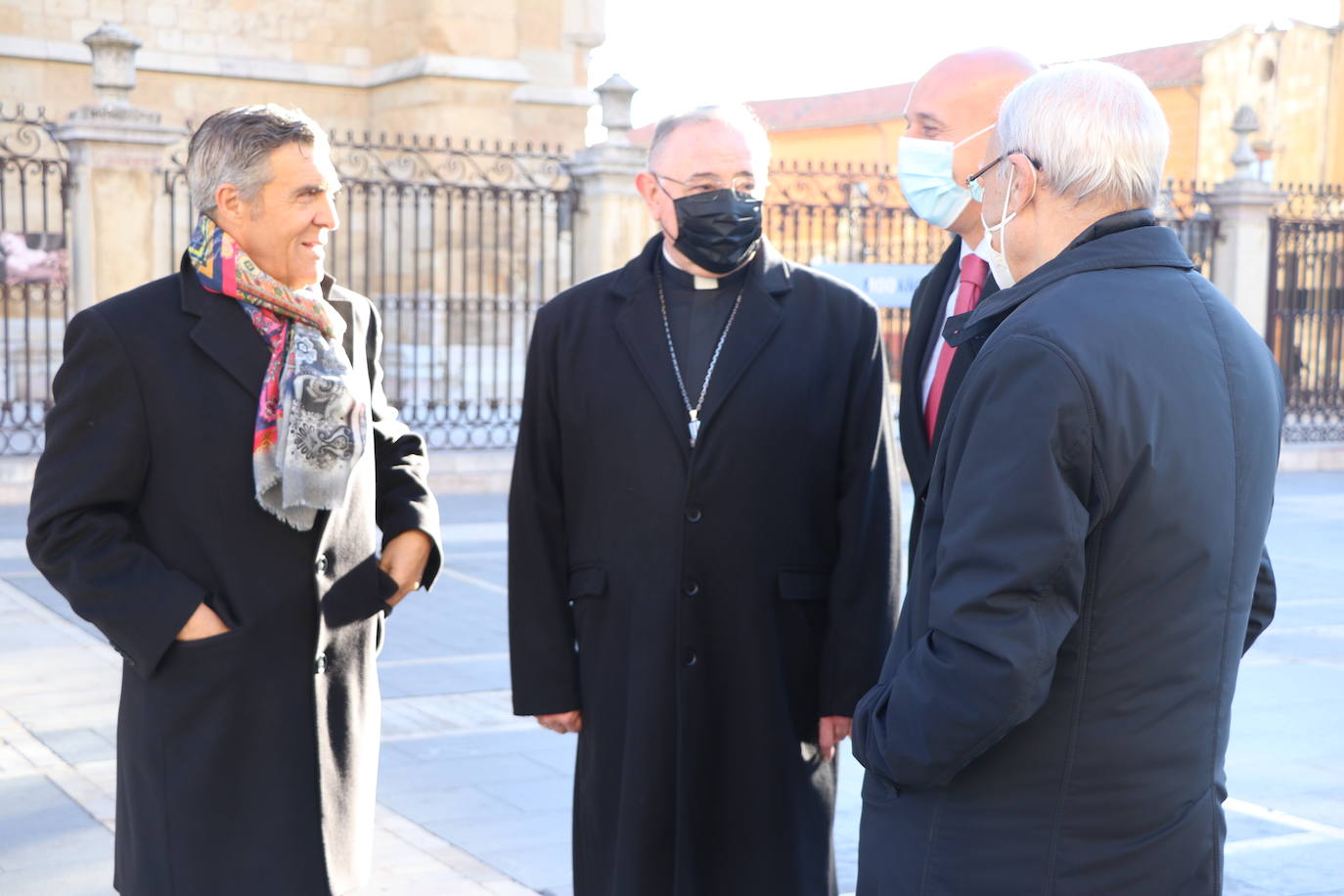 Las autoridades religiosas y políticas acompañaron al presidente de la CEOE al templo leonés.