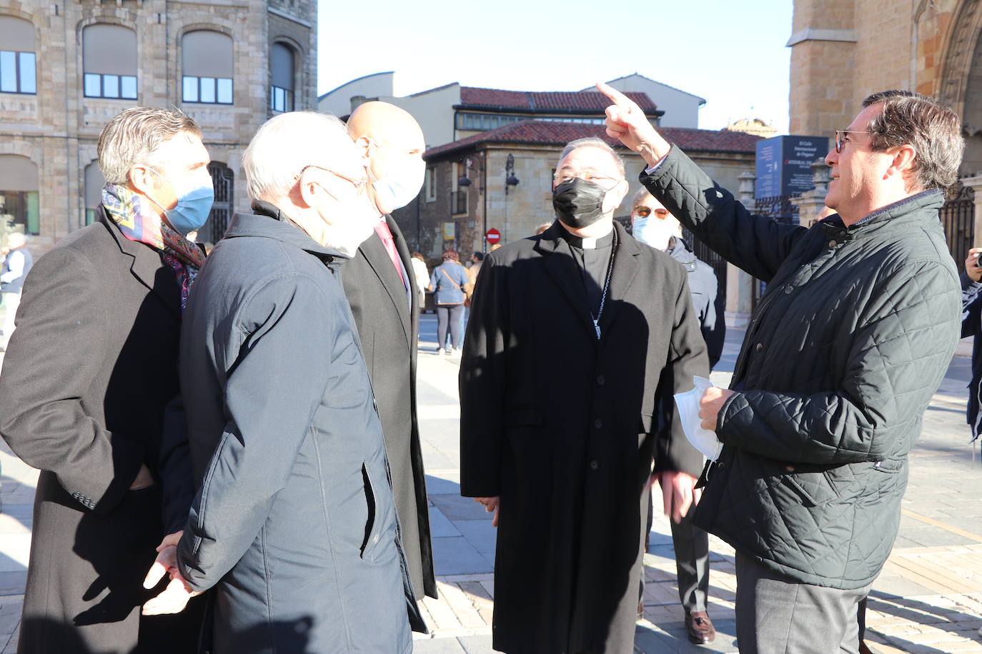 Las autoridades religiosas y políticas acompañaron al presidente de la CEOE al templo leonés.