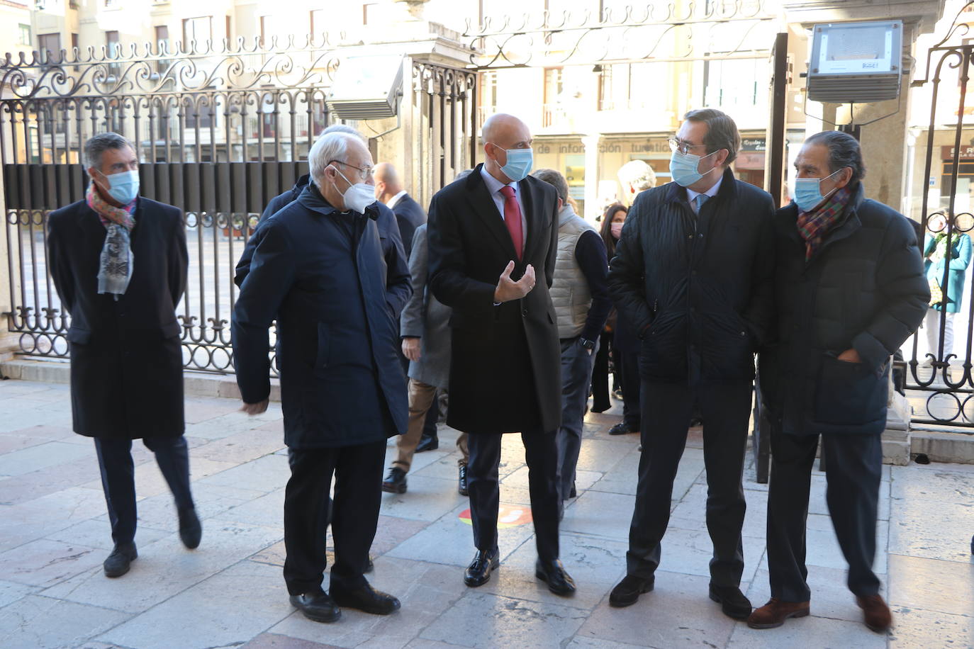 Las autoridades religiosas y políticas acompañaron al presidente de la CEOE al templo leonés.