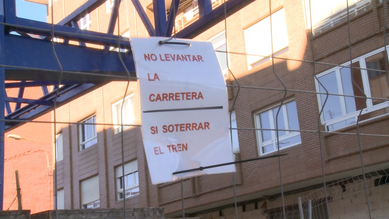 El ejemplo de integración del tren en León capital y su extensión a San Andrés evidencia graves carencias, deja serios problemas sin resolver y condena a la capital y su alfoz a décadas de desencuentro tras una solución fallida a la convivencia entre vecinos y ferrocarril. 