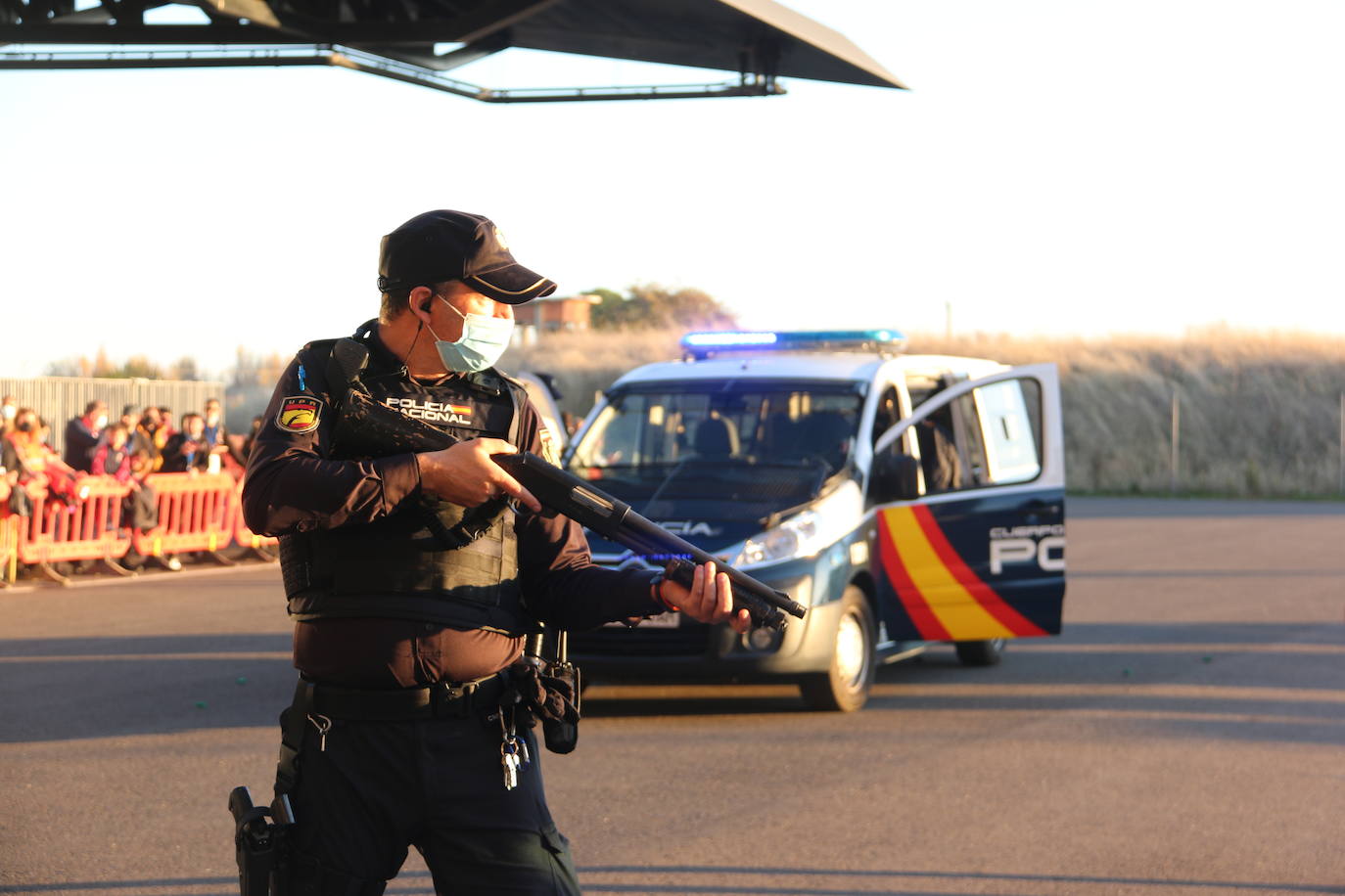 La capital se convierte en el escenario de un espectacular simulacro en el que intervienen diferentes cuerpos de seguridad y emergencias sanitarias | La actividad, que se ha dividido en dos ejercicios concatenados, se enmarca en el XV congreso SEMES que se celebra en el Palacio de Exposiciones desde el jueves