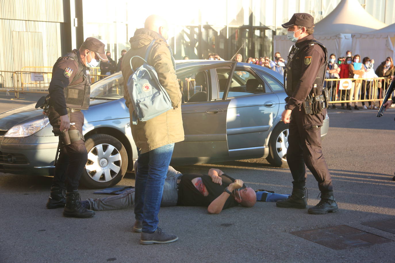 La capital se convierte en el escenario de un espectacular simulacro en el que intervienen diferentes cuerpos de seguridad y emergencias sanitarias | La actividad, que se ha dividido en dos ejercicios concatenados, se enmarca en el XV congreso SEMES que se celebra en el Palacio de Exposiciones desde el jueves