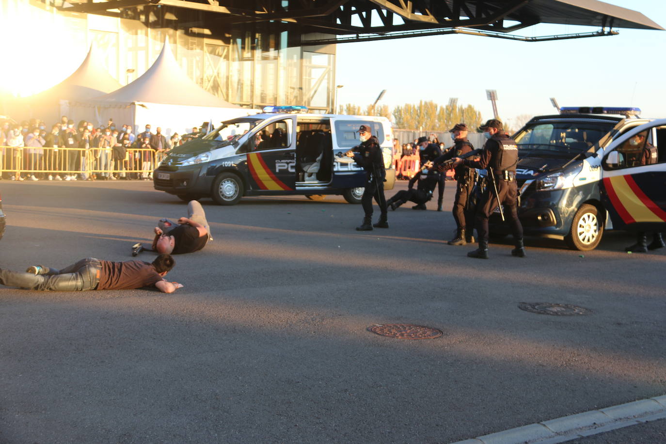 La capital se convierte en el escenario de un espectacular simulacro en el que intervienen diferentes cuerpos de seguridad y emergencias sanitarias | La actividad, que se ha dividido en dos ejercicios concatenados, se enmarca en el XV congreso SEMES que se celebra en el Palacio de Exposiciones desde el jueves