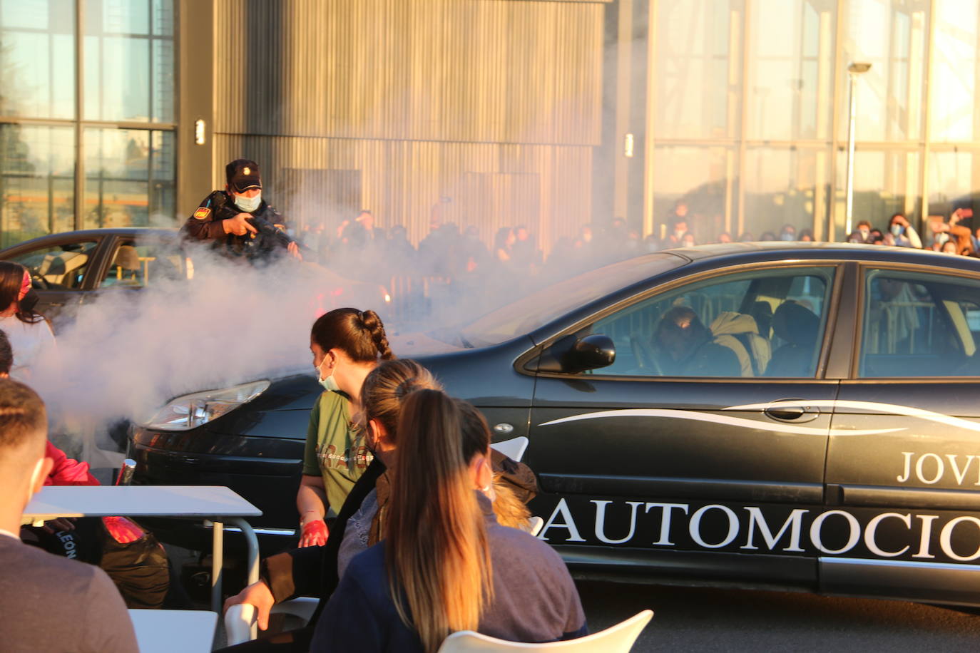 La capital se convierte en el escenario de un espectacular simulacro en el que intervienen diferentes cuerpos de seguridad y emergencias sanitarias | La actividad, que se ha dividido en dos ejercicios concatenados, se enmarca en el XV congreso SEMES que se celebra en el Palacio de Exposiciones desde el jueves